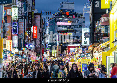 Die Seogyo-Dong, Hongdae Bereich von Seoul in Südkorea, besetzt mit Leuten in der Nacht. Stockfoto