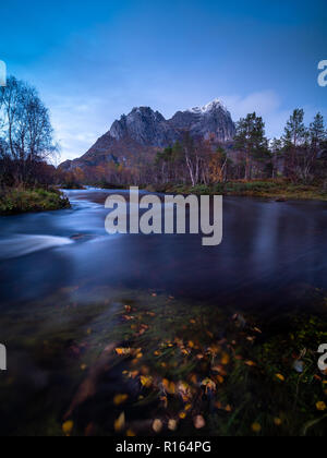 Mt Strandåtind in der blauen Stunde. Stockfoto