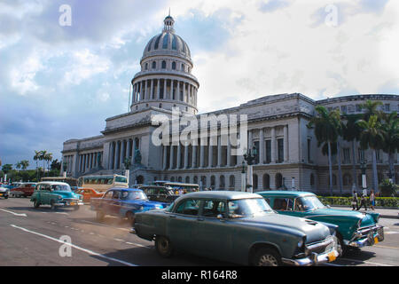 07.07.2015, Havanna, Kuba: Eine der wenigen Zeit reist man immer noch auf dem Planeten bilden können. Viel befahrenen Straße in Kuba scheint wie die 1960er Jahre Stockfoto