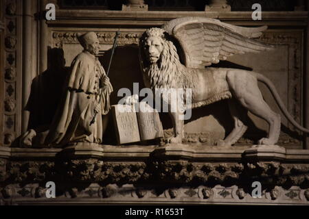 Der Dogenpalast und der Löwe, Symbol des Hl. Markus auf Doge's Palace Stockfoto