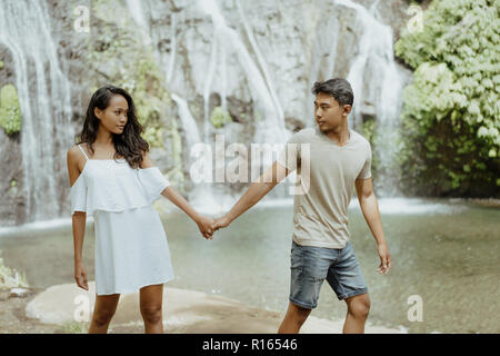 Schönes Paar genießen banyumala Wasserfall Bali zusammen Stockfoto