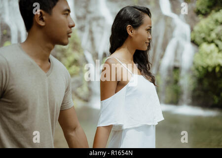 Schönes Paar genießen banyumala Wasserfall Bali zusammen Stockfoto