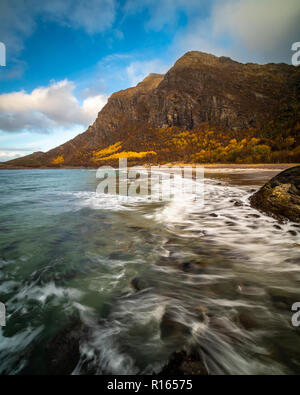 Einer der vielen Strände der Halbinsel Kjerringøy, Norwegen. Stockfoto