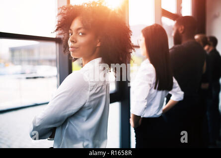 Unternehmer, die weit in die Zukunft schauen. Konzept der Teamarbeit, Partnerschaft und Startup Stockfoto