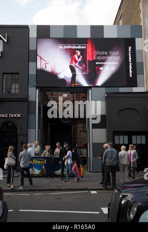 LONDON, ENGLAND - September 15, 2018 Leute in der Nähe der Eingang zum London Palladium Stockfoto