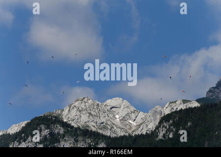 Paragliding hoch in den blauen Himmel über La Tournette über den See von Annecy Frankreich Stockfoto