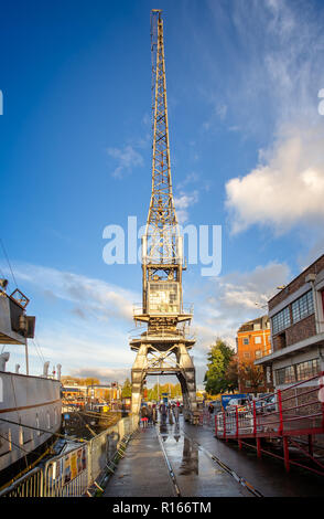 Vintage Kran und Reflexion an den Hafen von Bristol in Bristol, Avon, Großbritannien am 7. November 2018, Stockfoto