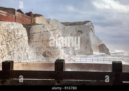 Blick auf den östlichen Teil von Seaford Strand in einer stürmischen Wetter, East Sussex. England, Felsen, Meer und bewölkter Himmel, selektiver Fokus Stockfoto