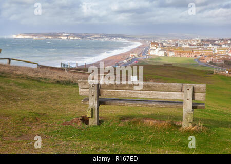 Seaford Head Spaziergang auf den Klippen, East Sussex, England. Blick auf das Meer, den Strand und die Stadt, selektiven Fokus Stockfoto