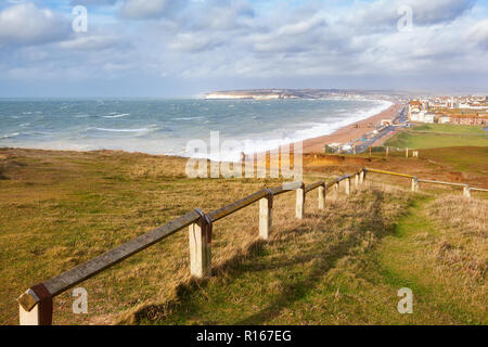 Seaford Head Spaziergang auf den Klippen, East Sussex, England. Blick auf das Meer, den Strand und die Stadt, selektiven Fokus Stockfoto