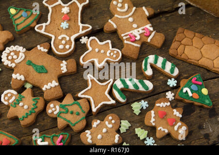 Sortiment von Lebkuchen cookies auf einem rustikalen Holztisch Stockfoto