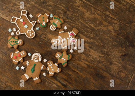 Bunte Lebkuchen Cookies auf einen alten Holztisch Stockfoto