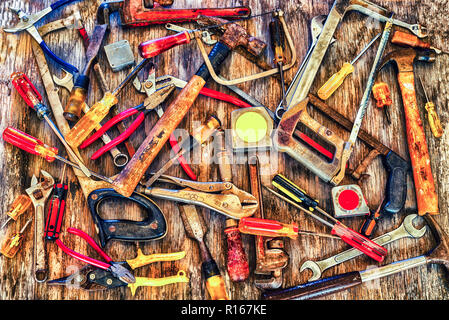 Nahaufnahme von einer Gruppe von Tools auf einem Holz- Hintergrund. Stockfoto