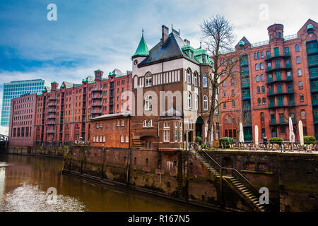 HAMBURG, DEUTSCHLAND - MÄRZ 2018: Schöne antike Gebäude und Grachten der Stadt Hamburg Stockfoto