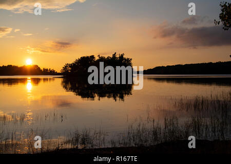 Sonnenuntergang über Ottawa River, wie gesehen von Ile Perrot. Stockfoto