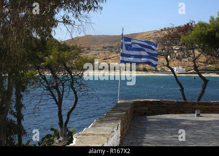 Kea Insel Griechenland Agios Irini griechische Flagge in der Wand, durch das Meer Stockfoto