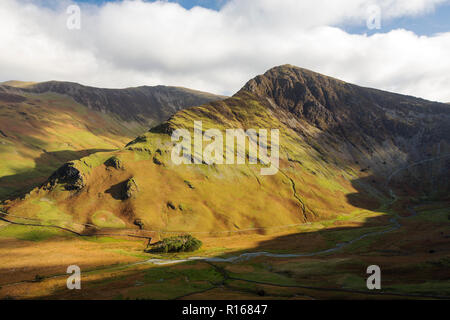 Auf der Suche nach Fleetwith Hecht und Gatesgarth von oben Buttermere Lake, Lake District, England. Stockfoto