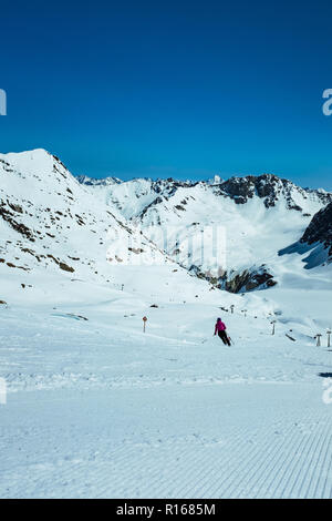 Skifahren im Winter Panorama der Berge mit Skipisten und Skiliften im Kaunertal, Österreich Tirol, Alpen. Stockfoto