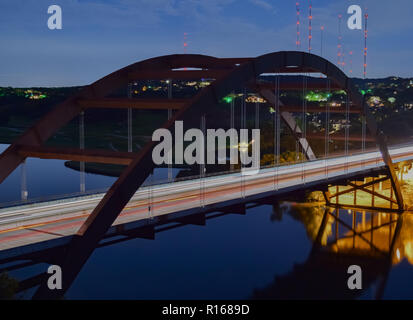 Eine Nacht Zeit Bild der legendären Pennybacker Brücke, von den Einheimischen als 360 Bridge bekannt, im schönen Gebirge von Austin, Texas Stockfoto