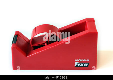 Rotes Klebeband- Spender isoliert weißer Hintergrund Stockfoto