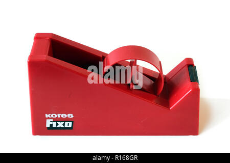 Red sellotape Scotch Tape Roller isoliert weißer Hintergrund Stockfoto