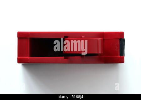 Rotes Klebeband Rolle isoliert weißer Hintergrund Stockfoto