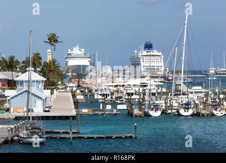 Yachten und Kreuzfahrtschiffe vertäut in Nassau, dem beliebtesten Urlaubsziel in der Karibik (Bahamas). Stockfoto