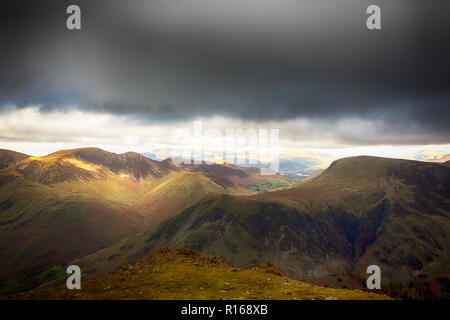 Über Honister Pass für den Skiddaw reichen von hohen Stil, Lake District, England. Stockfoto