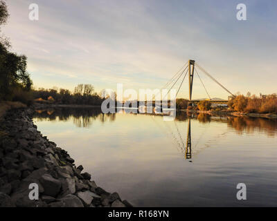 Deggendorf: Donau, Frachtschiff, Autobahn Brücke in Niederbayern, Oberbayern, Bayern, Bayern, Deutschland Stockfoto