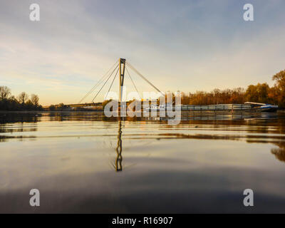 Deggendorf: Donau, Frachtschiff, Autobahn Brücke in Niederbayern, Oberbayern, Bayern, Bayern, Deutschland Stockfoto