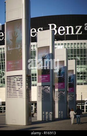 Berlin, Deutschland - November 06, 2018: Fußgänger vorbei Werbung Spalten in der Mercedes-Benz-Arena am 6. November 2018 in Berlin. Stockfoto