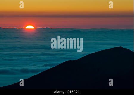 Sonnenaufgang auf der Oberseite des Haleakala National Park, Maui, Hawaii, USA Stockfoto