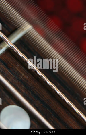 Stahl Saiten vibrieren an der Gitarre, close-up Stockfoto