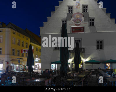 Deggendorf: Altes Rathaus am Marktplatz Luitpoldplatz in Niederbayern, Oberbayern, Bayern, Bayern, Deutschland Stockfoto