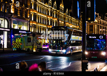 Ansicht des Harrods Kaufhaus an der Brompton Road in Knightsbridge, London in der Nacht. Stockfoto