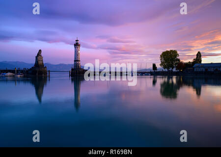 Hafen mit Leuchtturm, Sonnenuntergang, Wasser Reflexion, Lindau, Bodensee, Bayern, Deutschland Stockfoto