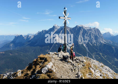 Gipfel des Daniel vor der Zugspitze, Ammergauer Alpen, Lermoos, Tirol, Österreich Stockfoto
