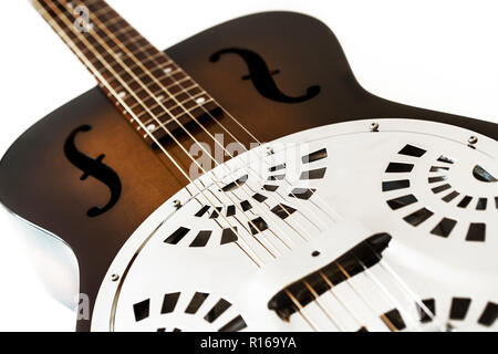 Dobro Resonator Holz- bodied Akustische Gitarre auf einem weißen Hintergrund Stockfoto