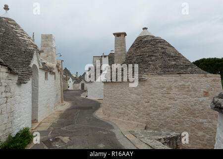 Einzigartige kleine Süd Italia Stadt Alberobello mit antient Steine konische Häuser Trullo, Reiseziel, Region Apulien in der Nähe von Bari Stockfoto