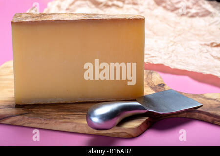 Stück im Alter von Comte oder Greyerzer de Comte AOC französischer Käse aus nicht pasteurisierter Kuhmilch in der Franche-comté Region Ost Frankreich mit Tra Stockfoto