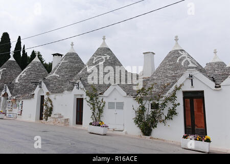Einzigartige kleine Süd Italia Stadt Alberobello mit antient Steine konische Häuser Trullo, Reiseziel, Region Apulien in der Nähe von Bari Stockfoto