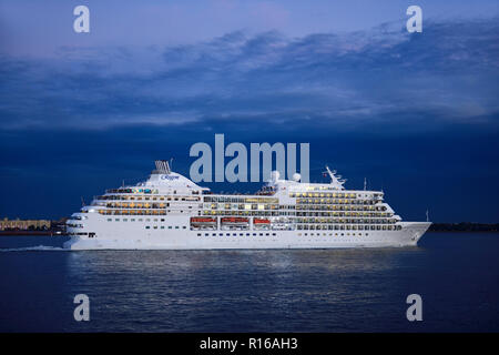 Kreuzfahrtschiff Seven Seas Navigator der Regent Zeile verlässt den East River, Manhattan, New York City, USA Stockfoto