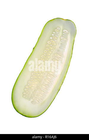 Längs Scheibe frische Gurke gegen den weißen Hintergrund Stockfoto