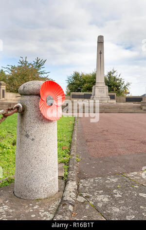 Warrington Ehrenmal 2018 zeigt eine Reihe von großen plastischen Mohnblumen zu erinnern, den gefallenen Helden Soldaten - damit wir es nicht vergessen Stockfoto