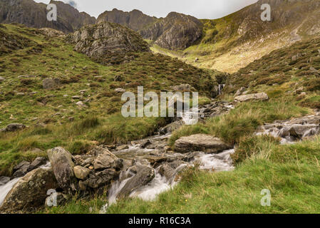 Mountain Stream auf der Cwm Idwal Track im Snowdonia National Park in Nordwales Stockfoto