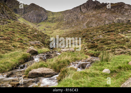 Mountain Stream auf der Cwm Idwal Track im Snowdonia National Park in Nordwales Stockfoto