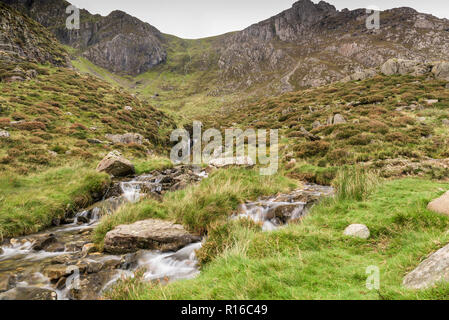 Mountain Stream auf der Cwm Idwal Track im Snowdonia National Park in Nordwales Stockfoto