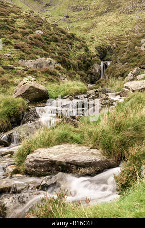 Mountain Stream auf der Cwm Idwal Track im Snowdonia National Park in Nordwales Stockfoto