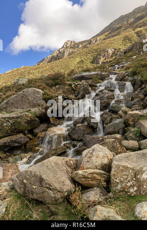 Mountain Stream auf der Cwm Idwal Track im Snowdonia National Park in Nordwales Stockfoto
