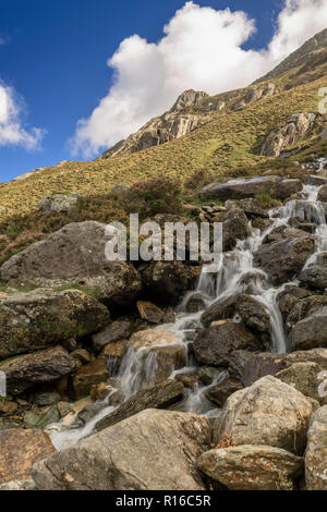 Mountain Stream auf der Cwm Idwal Track im Snowdonia National Park in Nordwales Stockfoto